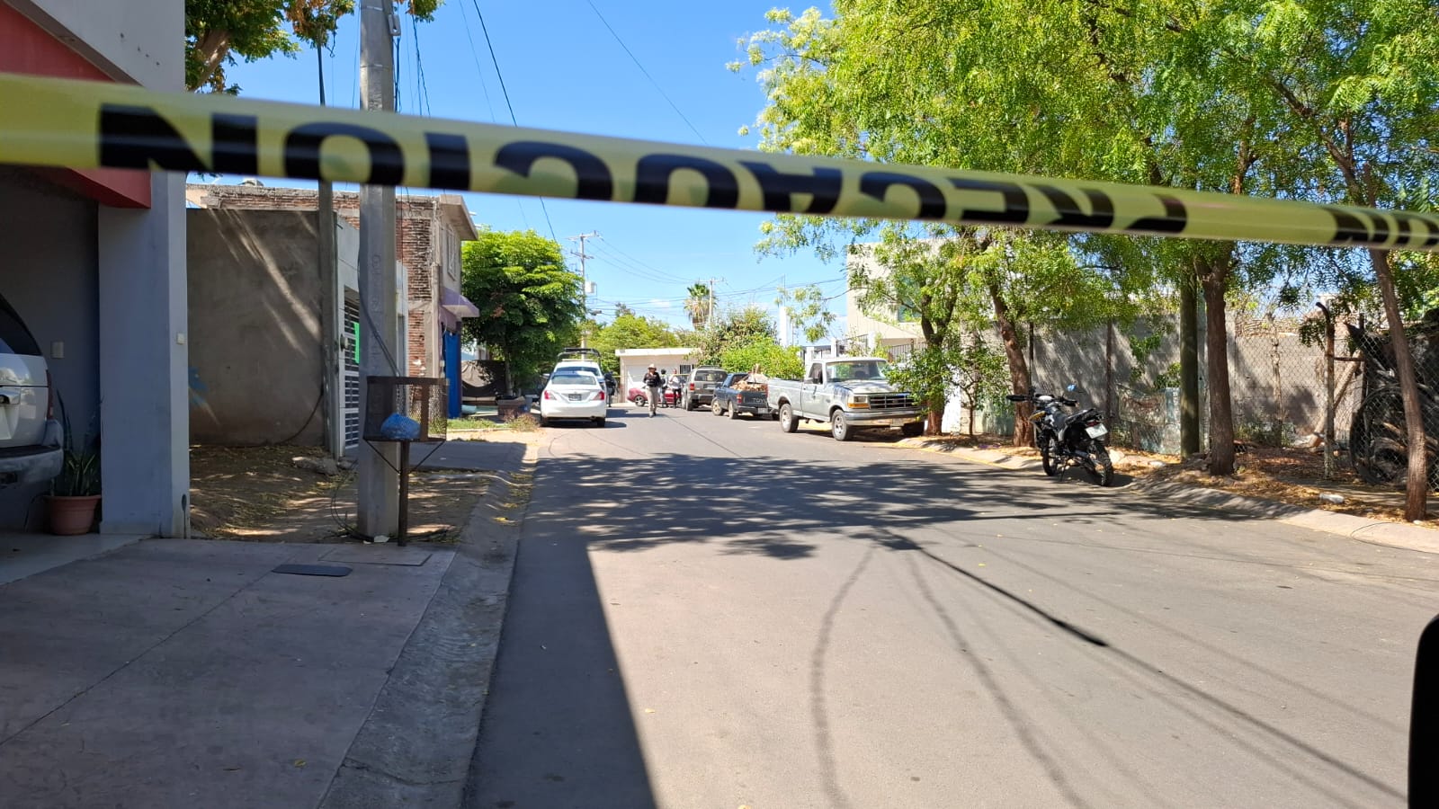 Cinta amarilla delimitando zona de homicidio en Culiacán