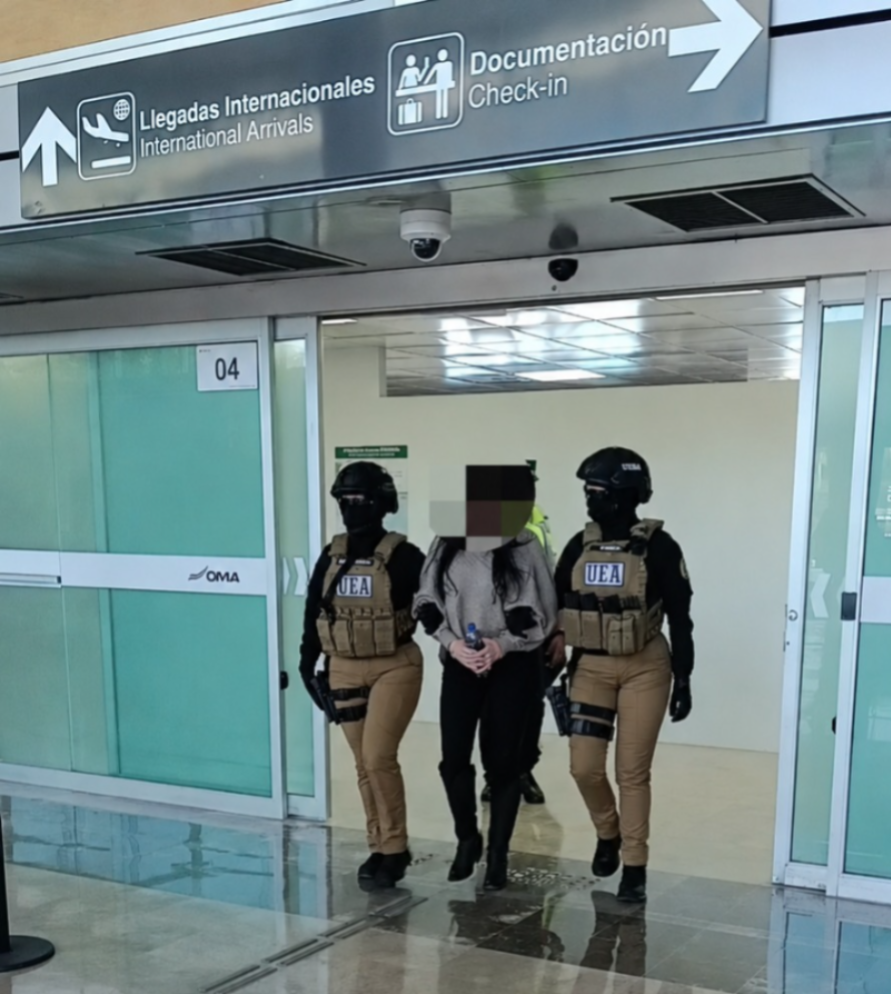 Mujer detenida por UEA