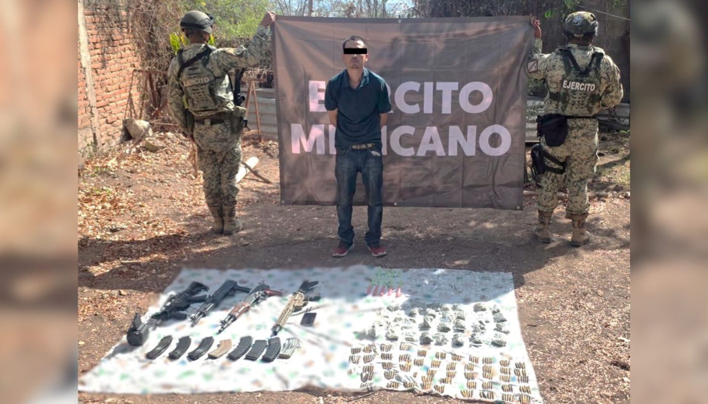 Elementos militares sosteniendo una lona, un sujeto con el rostro cubierto y al inferior de la imagen, una lona con armas y objetos asegurados