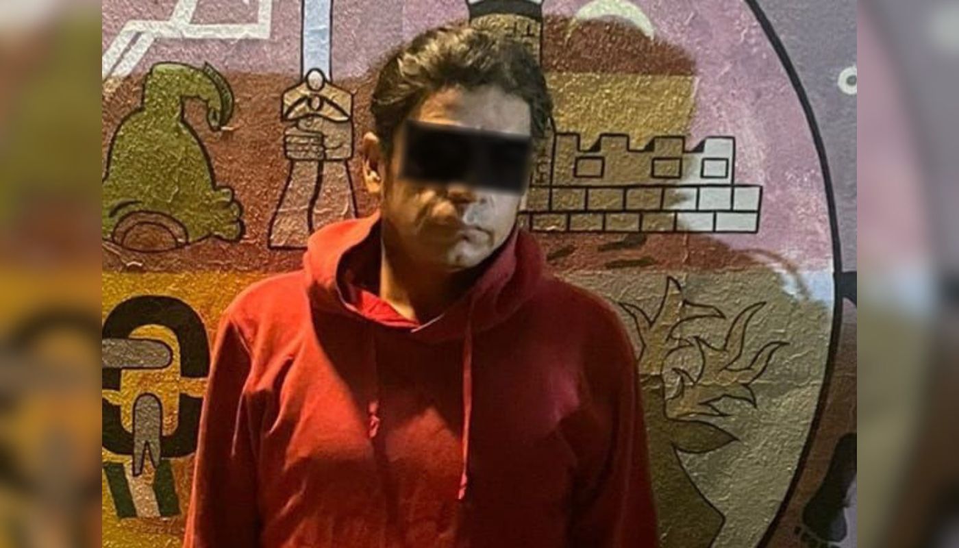 Hombre adulto con un sueter rojo y el rostro cubierto
