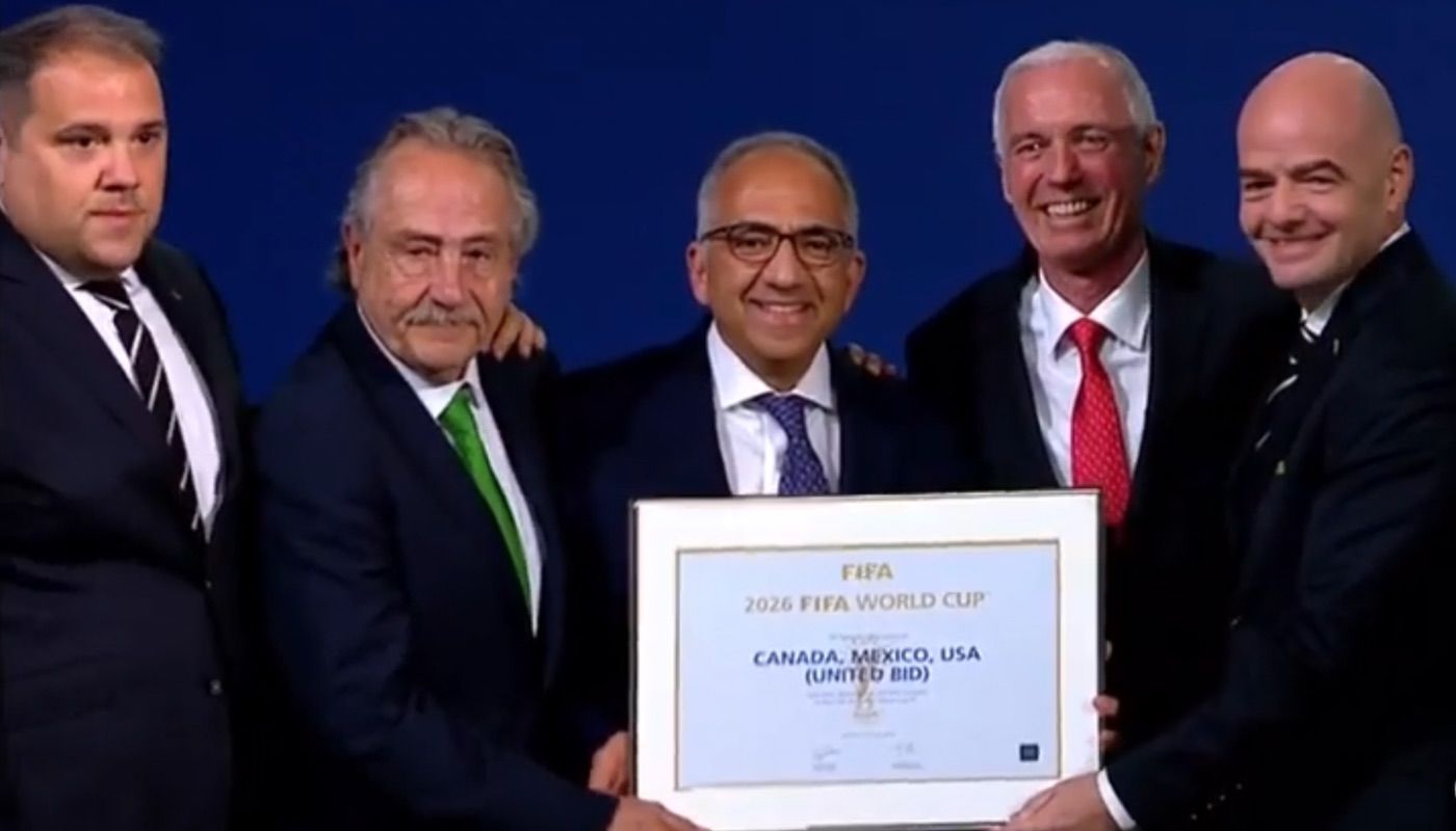 Gianni Infantino junto con titulares de las Federaciones de México en la elección de la sede mundialista 2026.