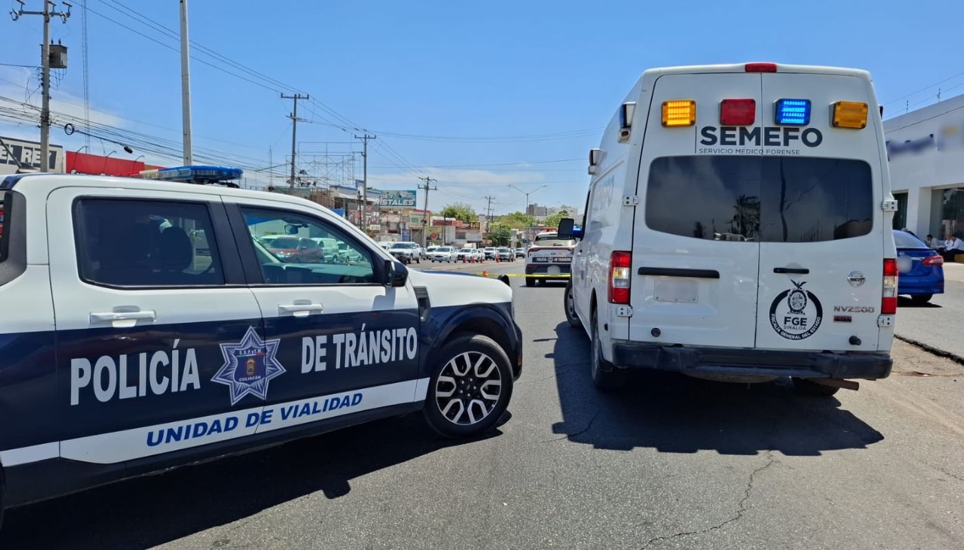 Unidad de Transito y del Semefo en una calle con una cinta amarilla de precaución resguardando una escena