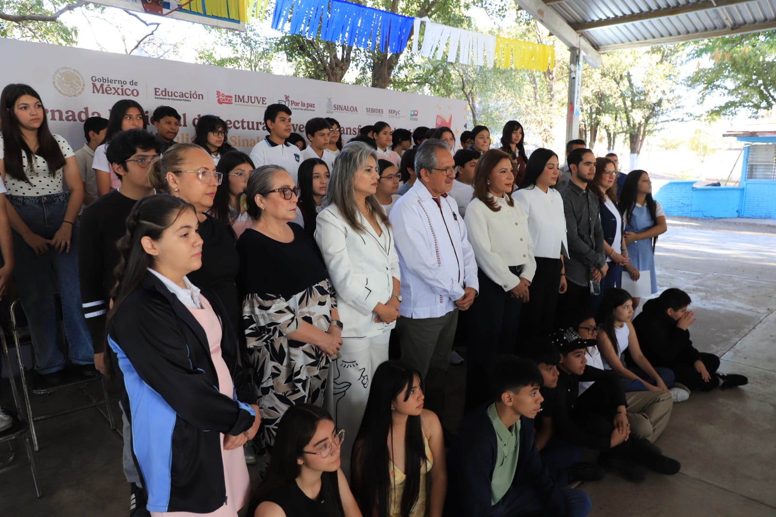 Personas en una escuela reunidas para un enlace en vivo en La Mañanera del Pueblo