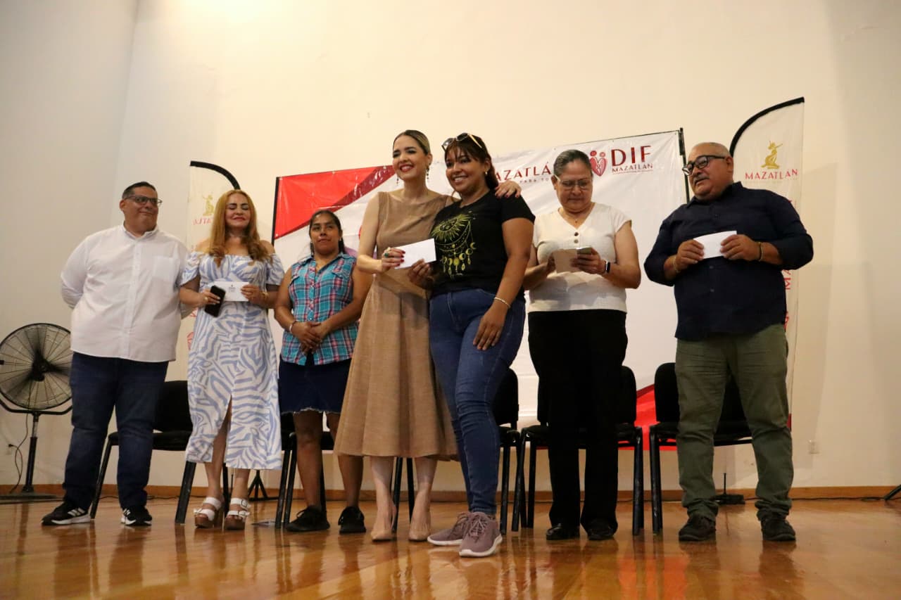 Estrella Palacios Domínguez entregando apoyos económicos