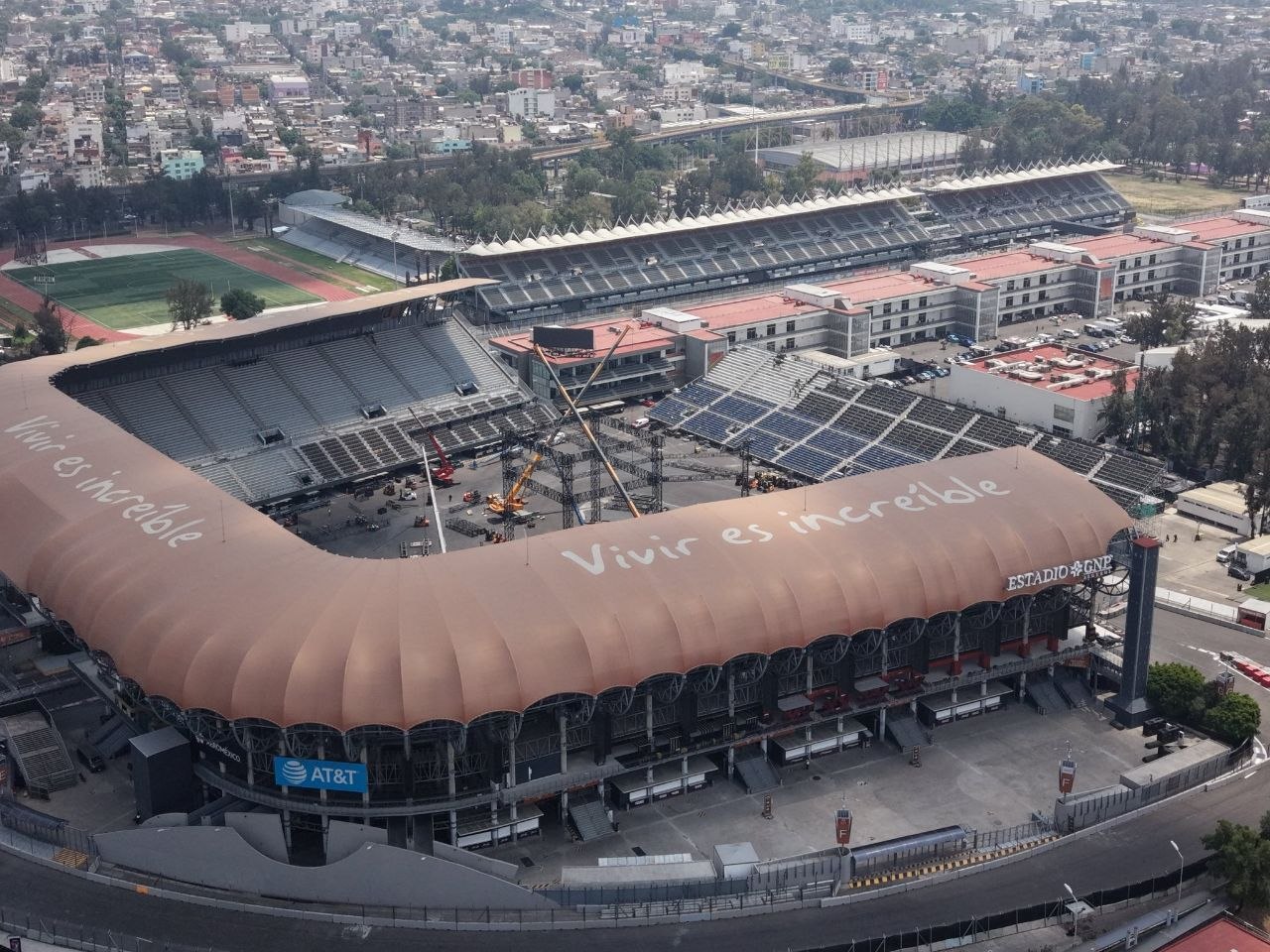 Montaje del escenario de BTS en el Estadio GNP Seguros en la CDMX.