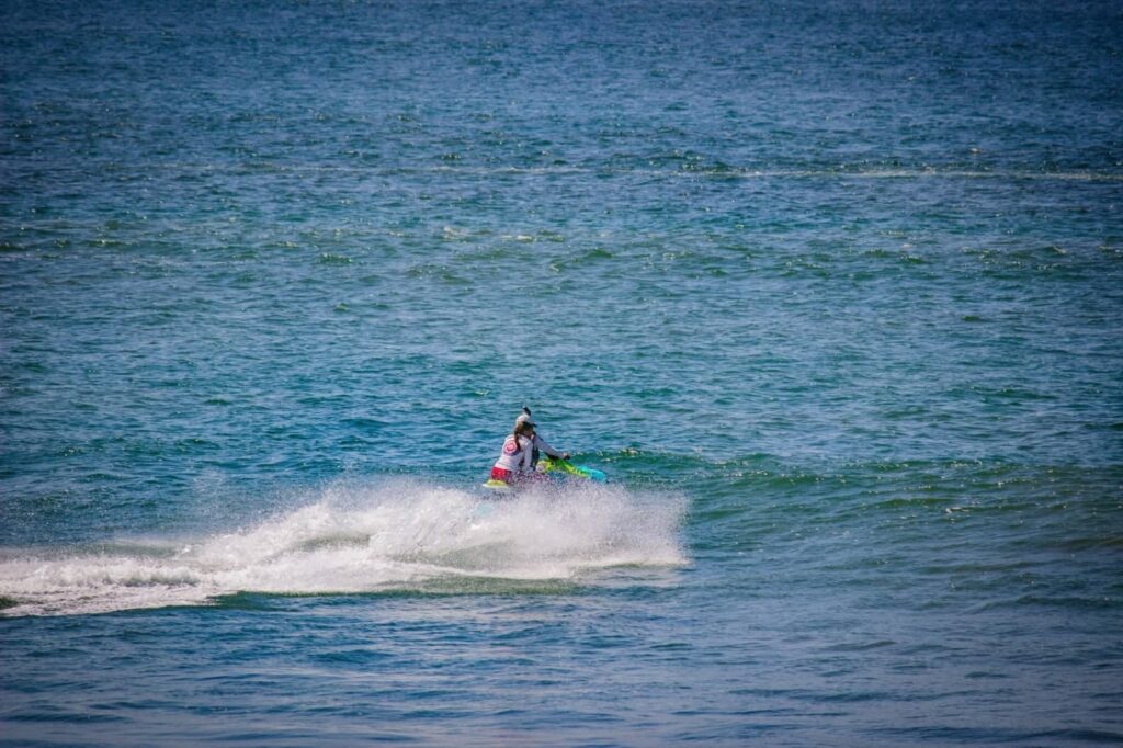 Salvavidas en una moto con olas en el mar
