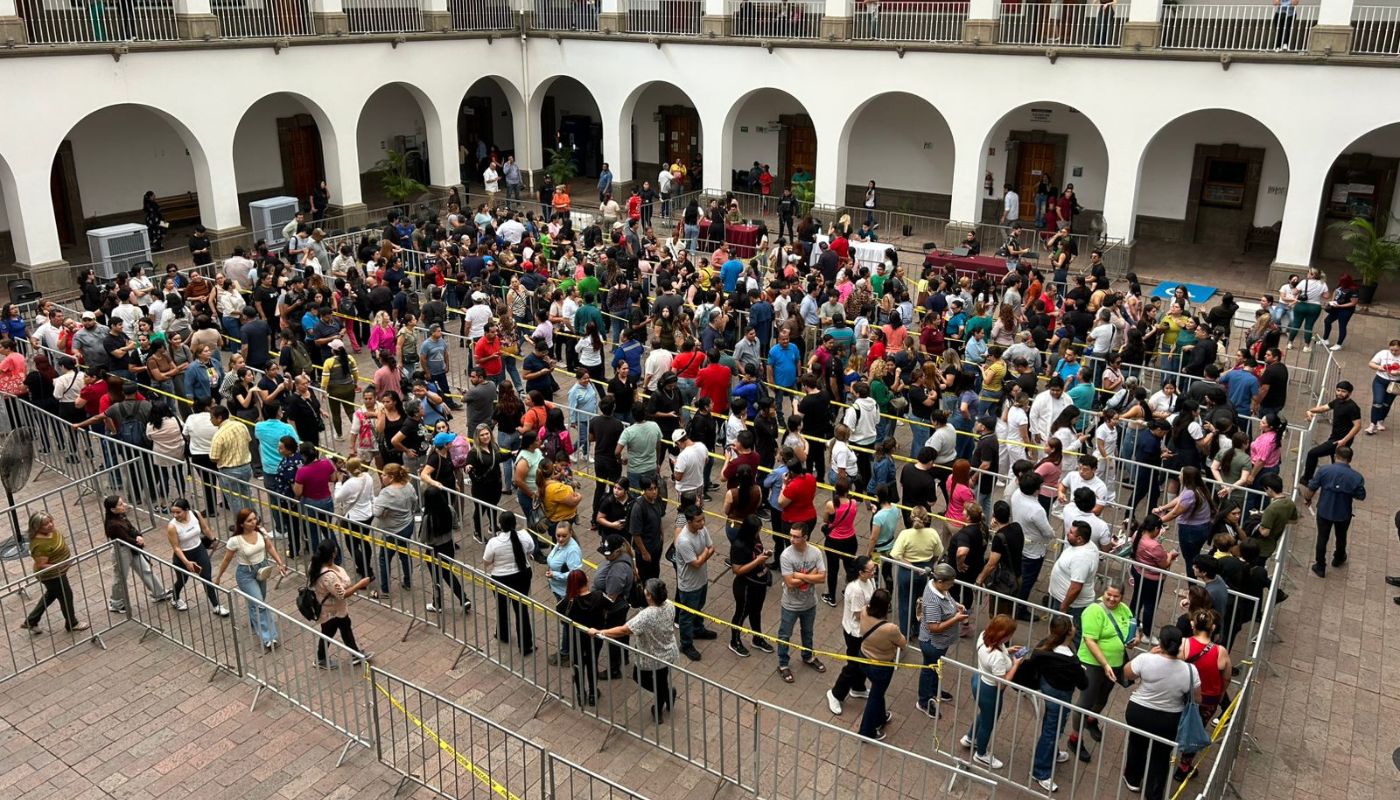Personas de Culiacán hacen fila para comprar boletos banda ms