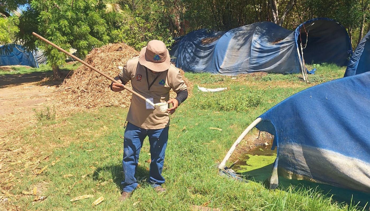 Personal técnico realizando fumigaciones en un área de una empresa agrícola