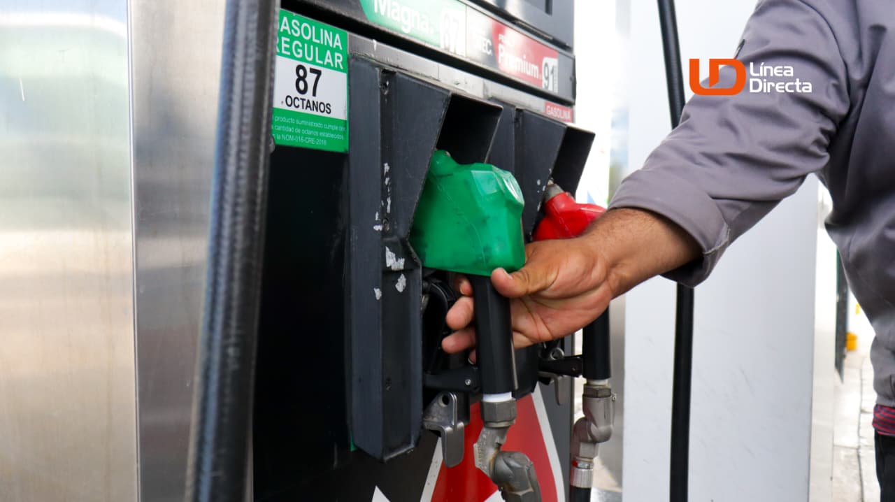 Bomba de gasolina con las mangueras de colores verde, roja y negra