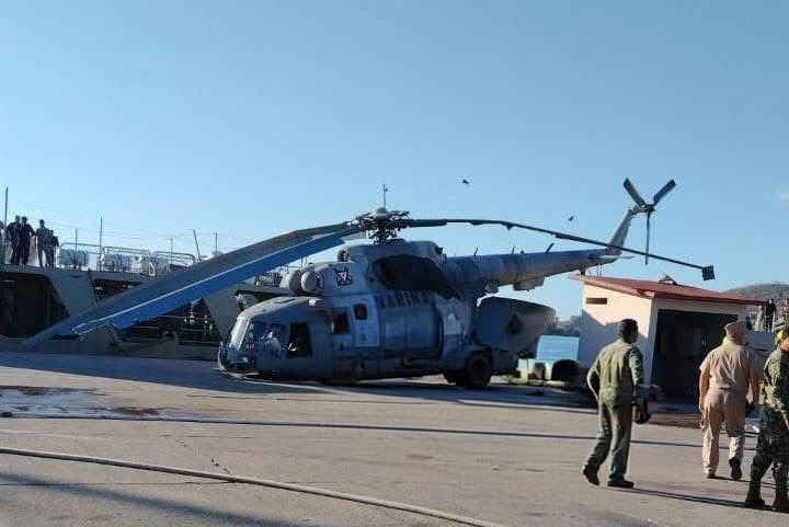 helicóptero militar en explanada de la Región Naval en Mazatlán