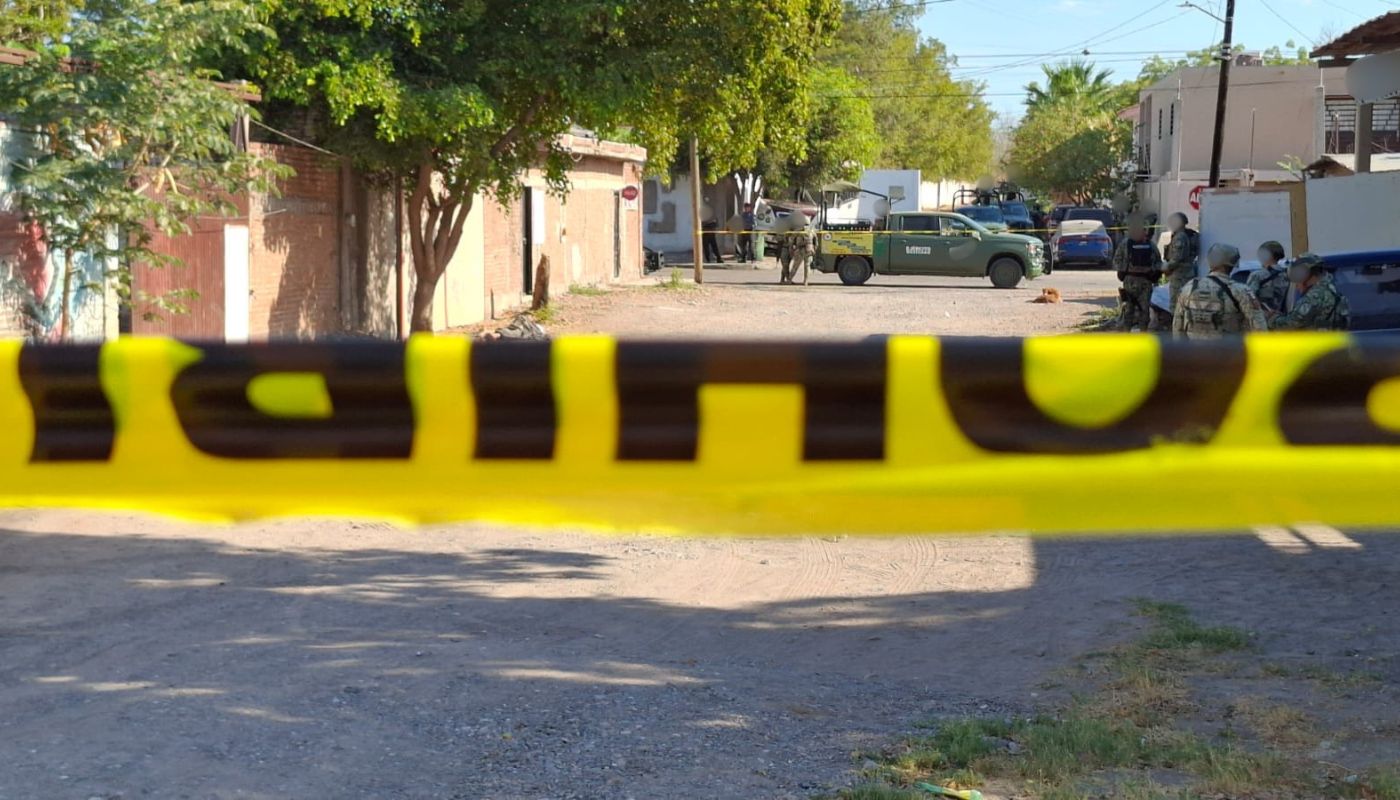 cinta amarilla de precaución en una calle con elementos militares y unidades desplegadas