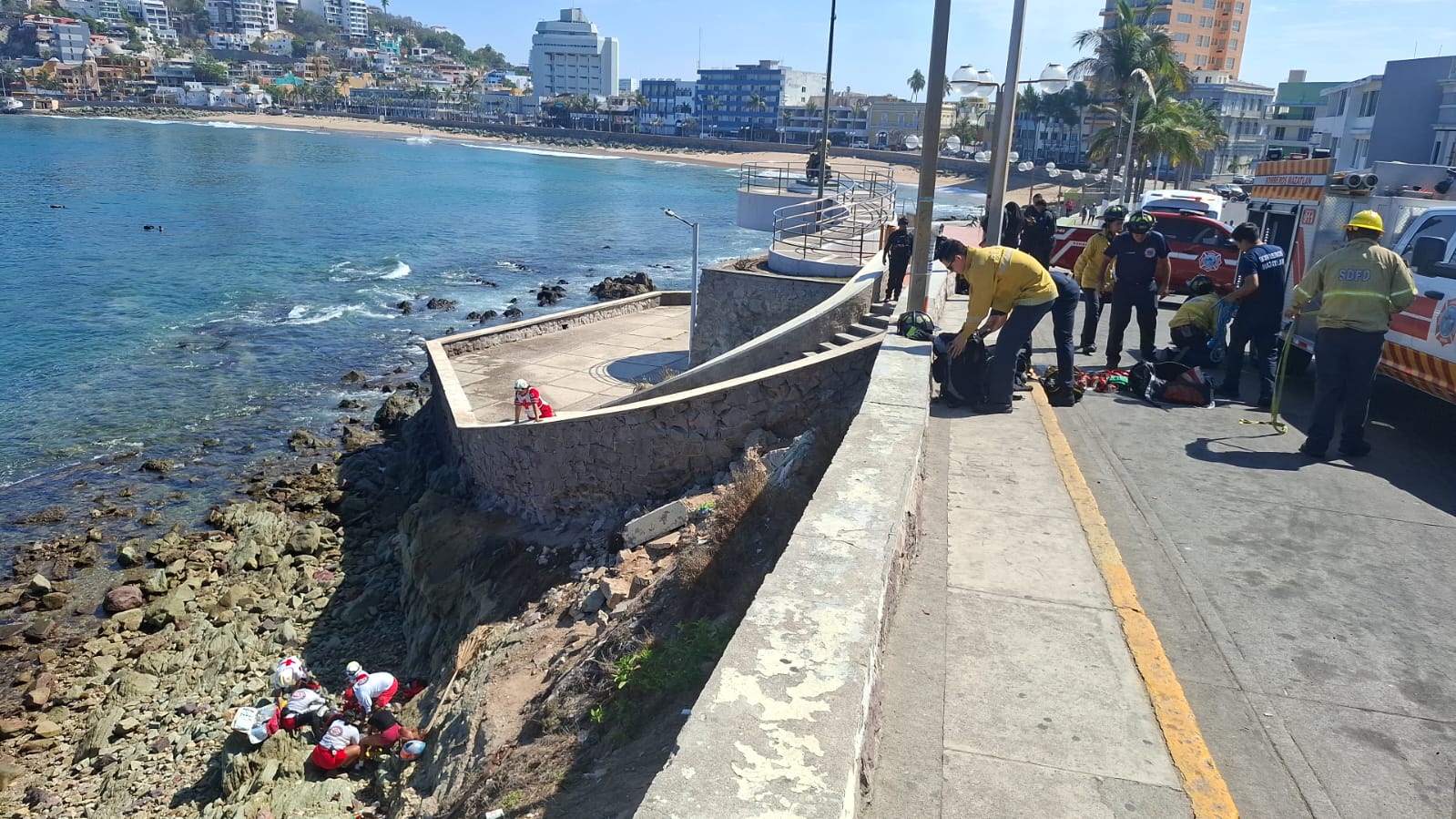 Paramédicos de la Cruz Roja en el malecón de MAzatláne n una zona rocosa