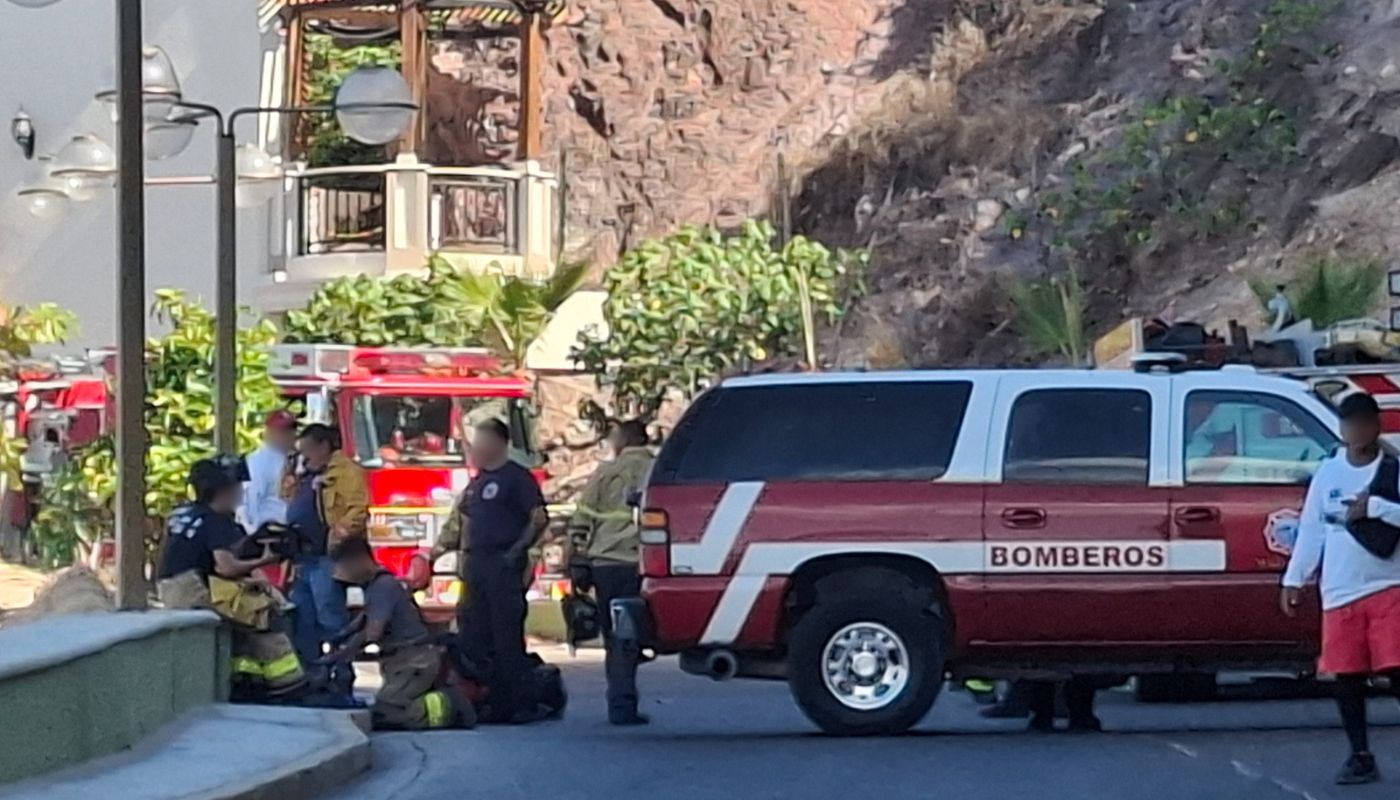 Unidad de emergencia y elementos en una calle