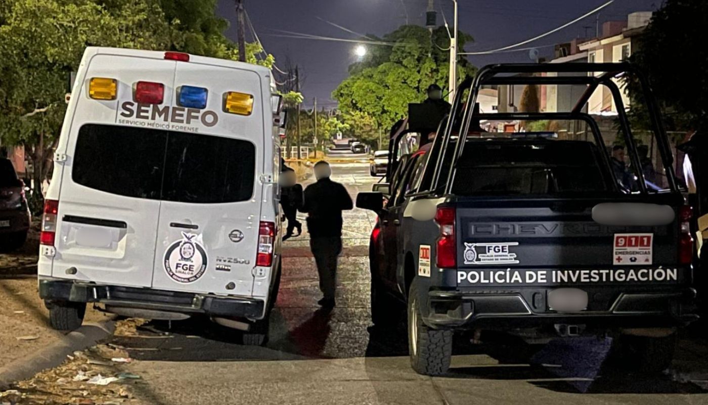 Unidades del Semefo y de la policía en una calle de noche