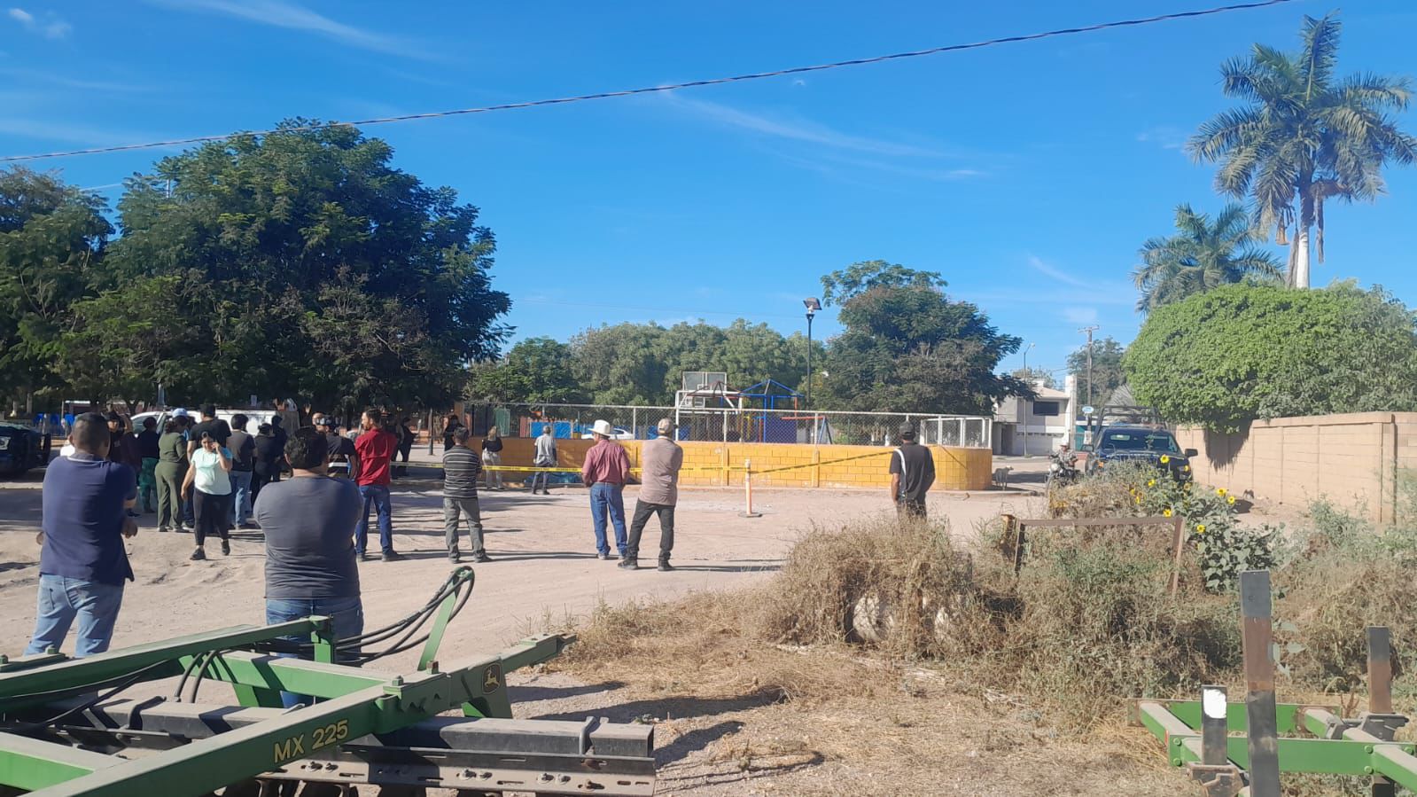 Personas tras hallazgo de cuerpo en plazuela de Caimanero en Mocorito