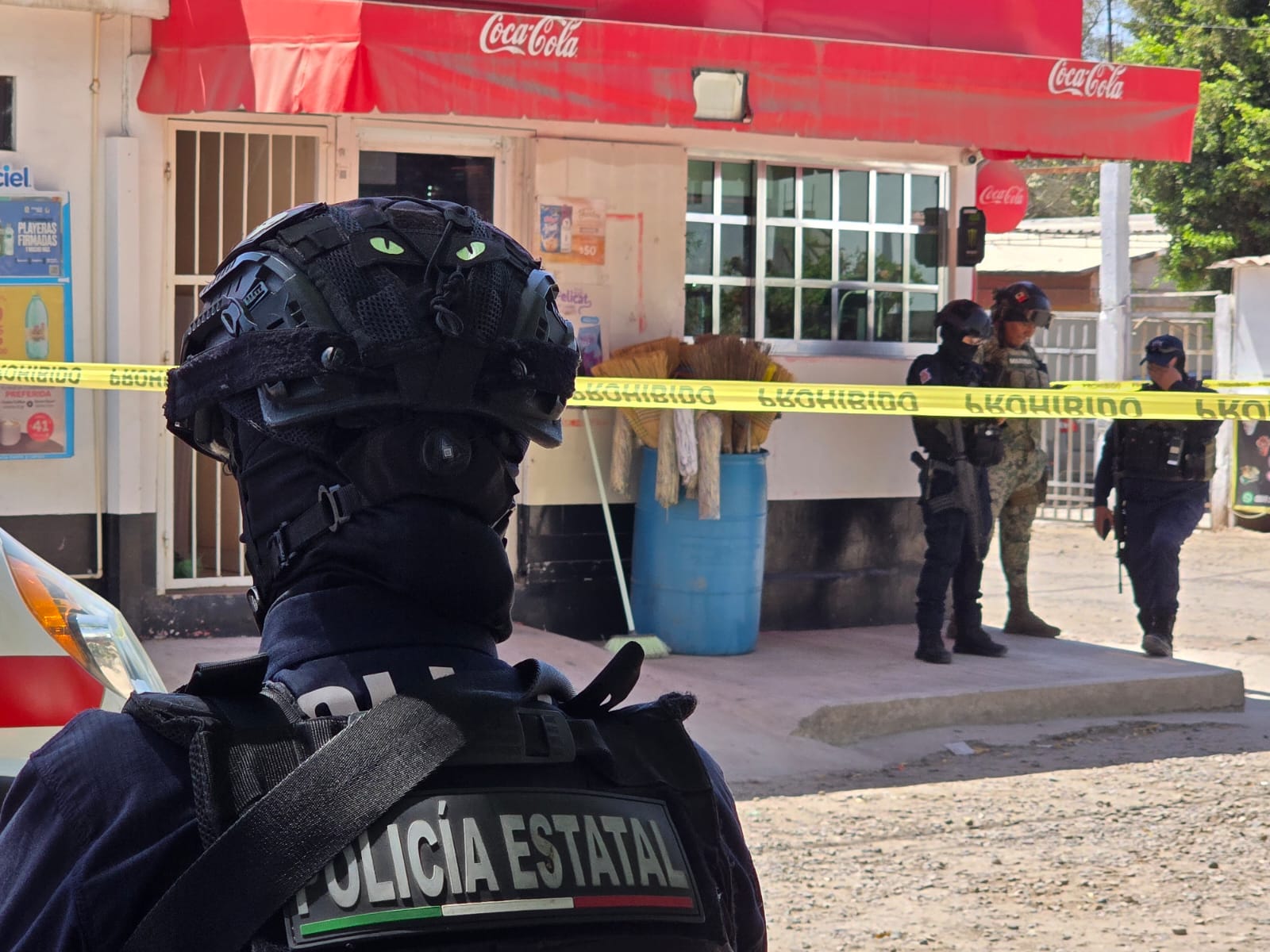 Tienda de abarrotes asegurada con cinta amarilla donde ocurrió homicidio