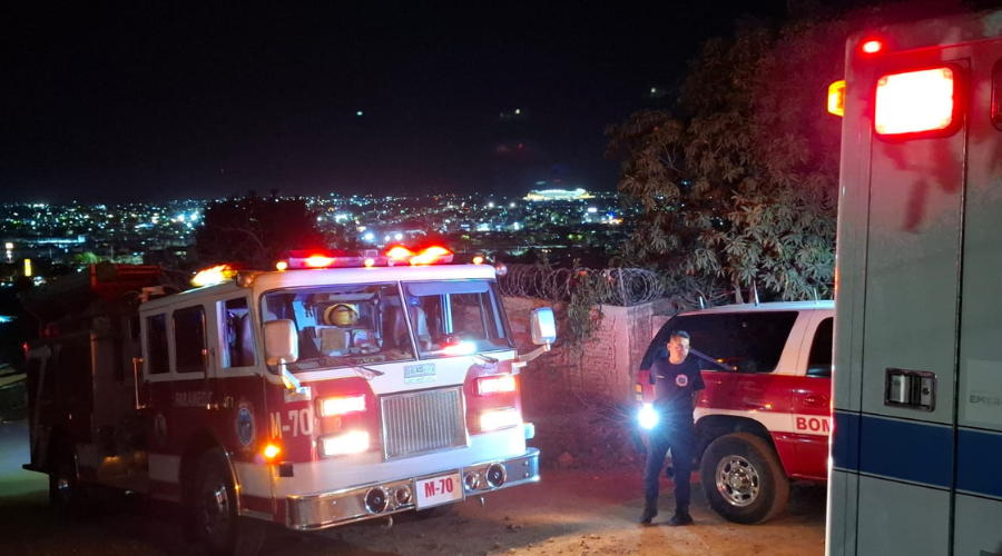 Bomberos de Mazatlán sofocaron el fuego en una vivienda de la colonia Lomas del Ébano,