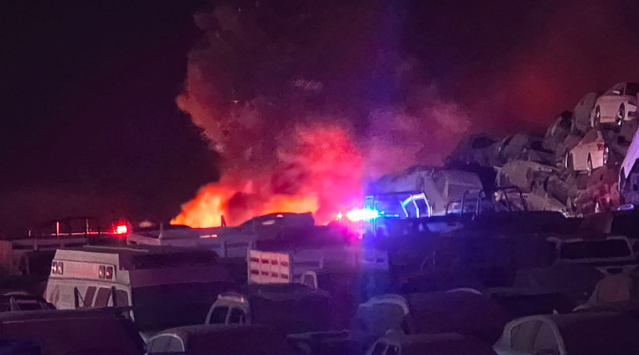 Incendio en una pensión de vehículos