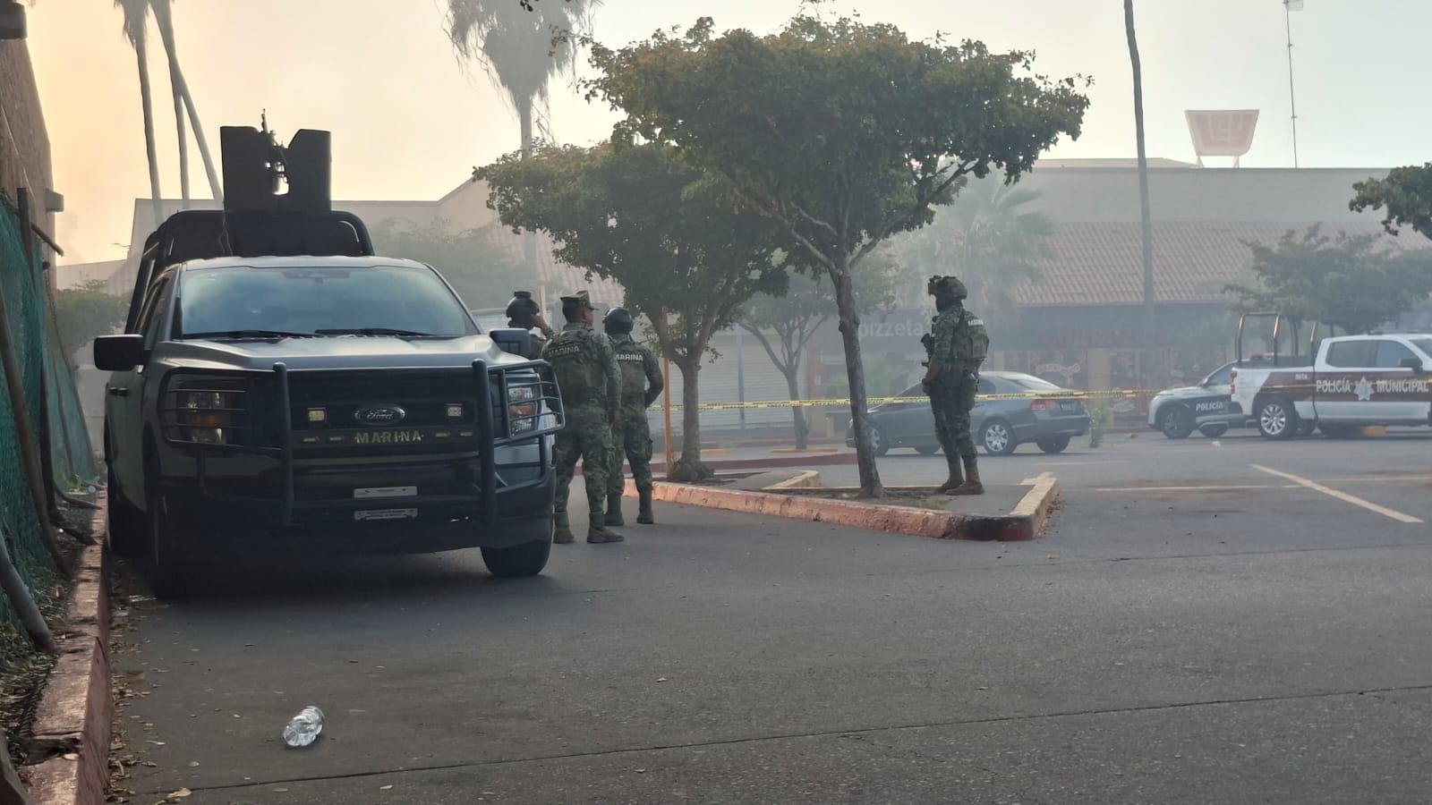 Elementos de la Marina acuden a la plaza comercial de Los Mochis tras el reporte de incendio