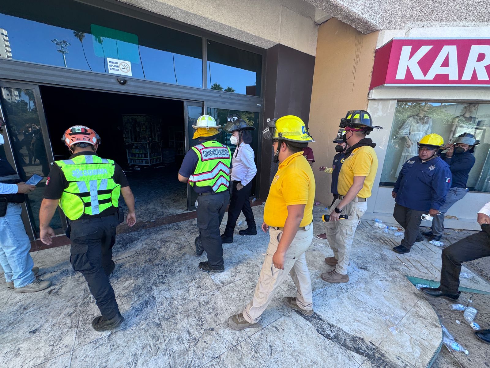 Personal de emergencia entrando a un establecimiendo incendiado