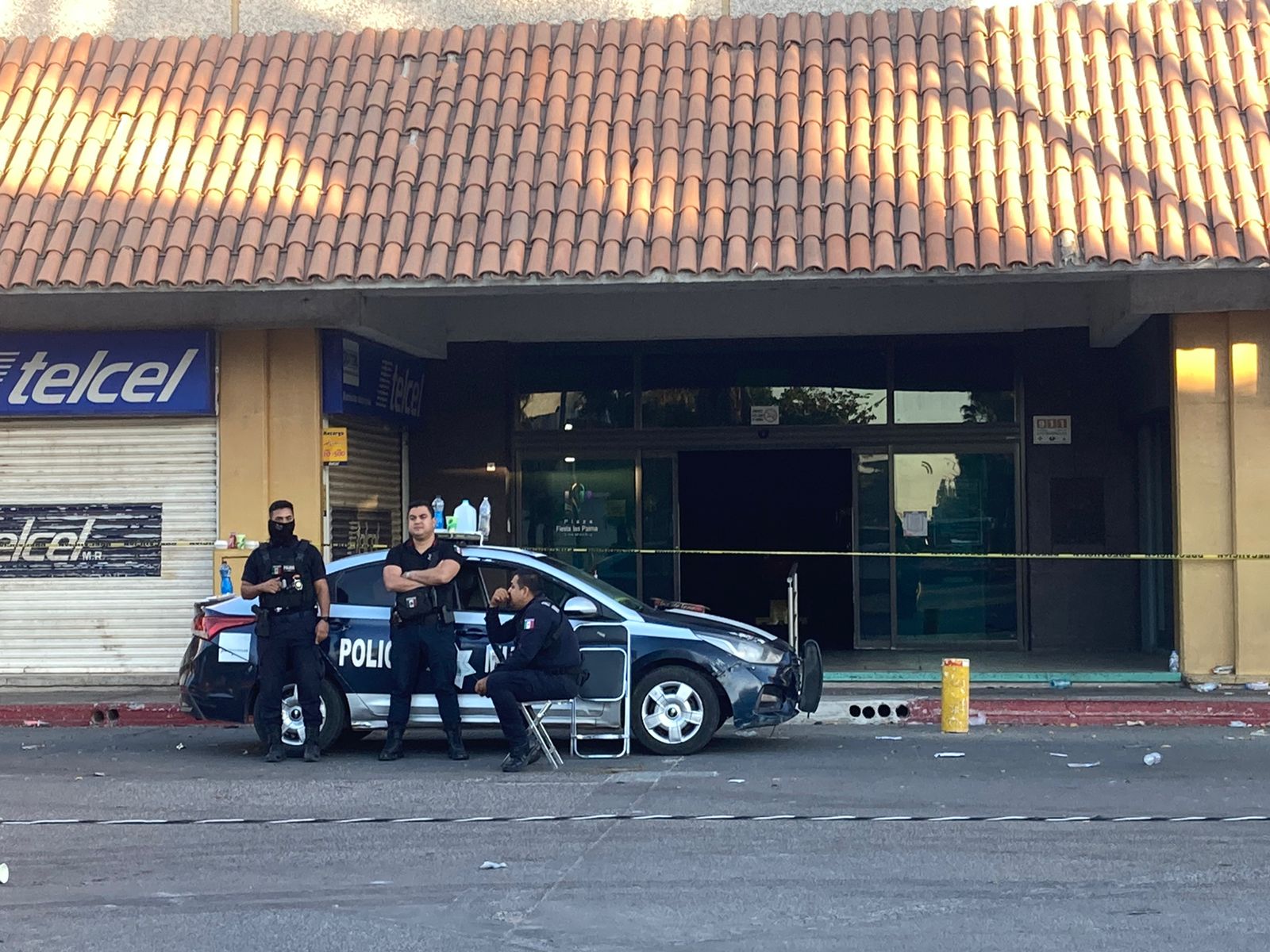 elementos policicos afuera de una plaza comercial