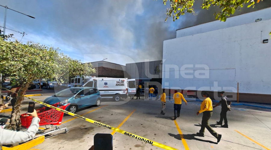 Protección Civil acude a la plaza comercial de Los Mochis durante incendio
