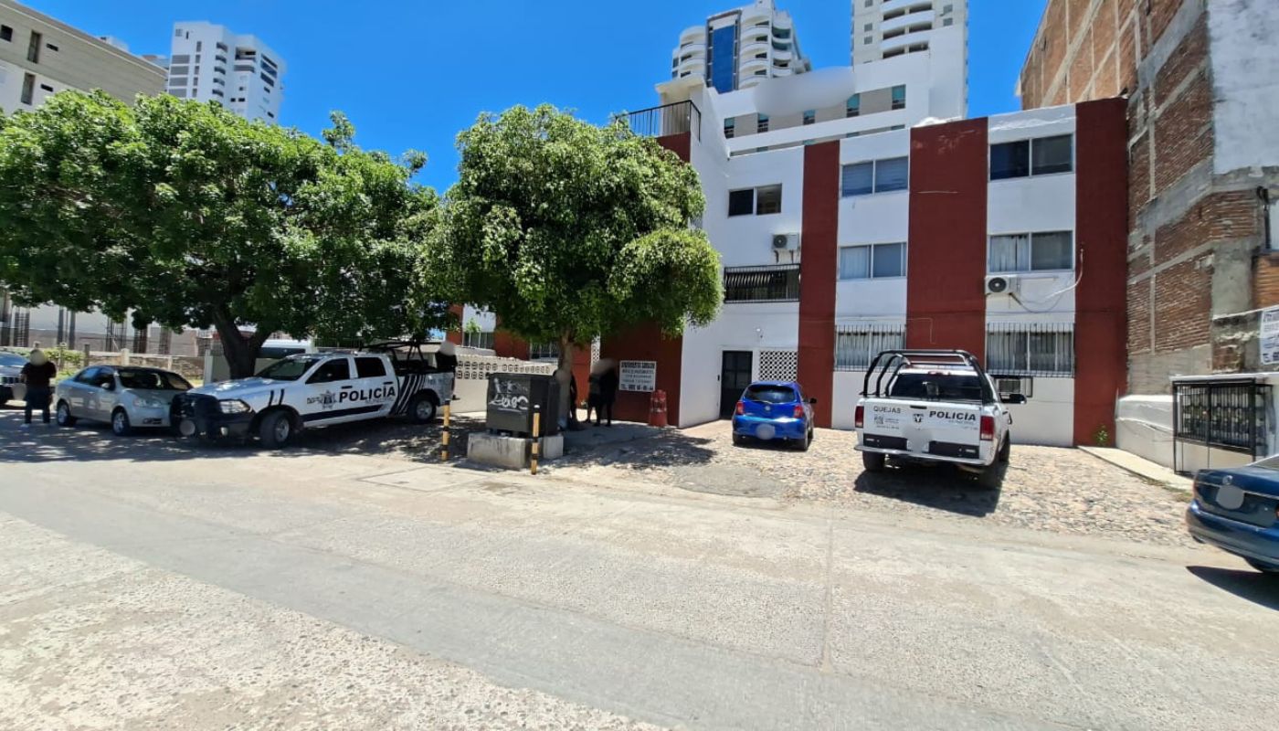 Patrullas afuera de un edificio y elementos desplegados en la zona