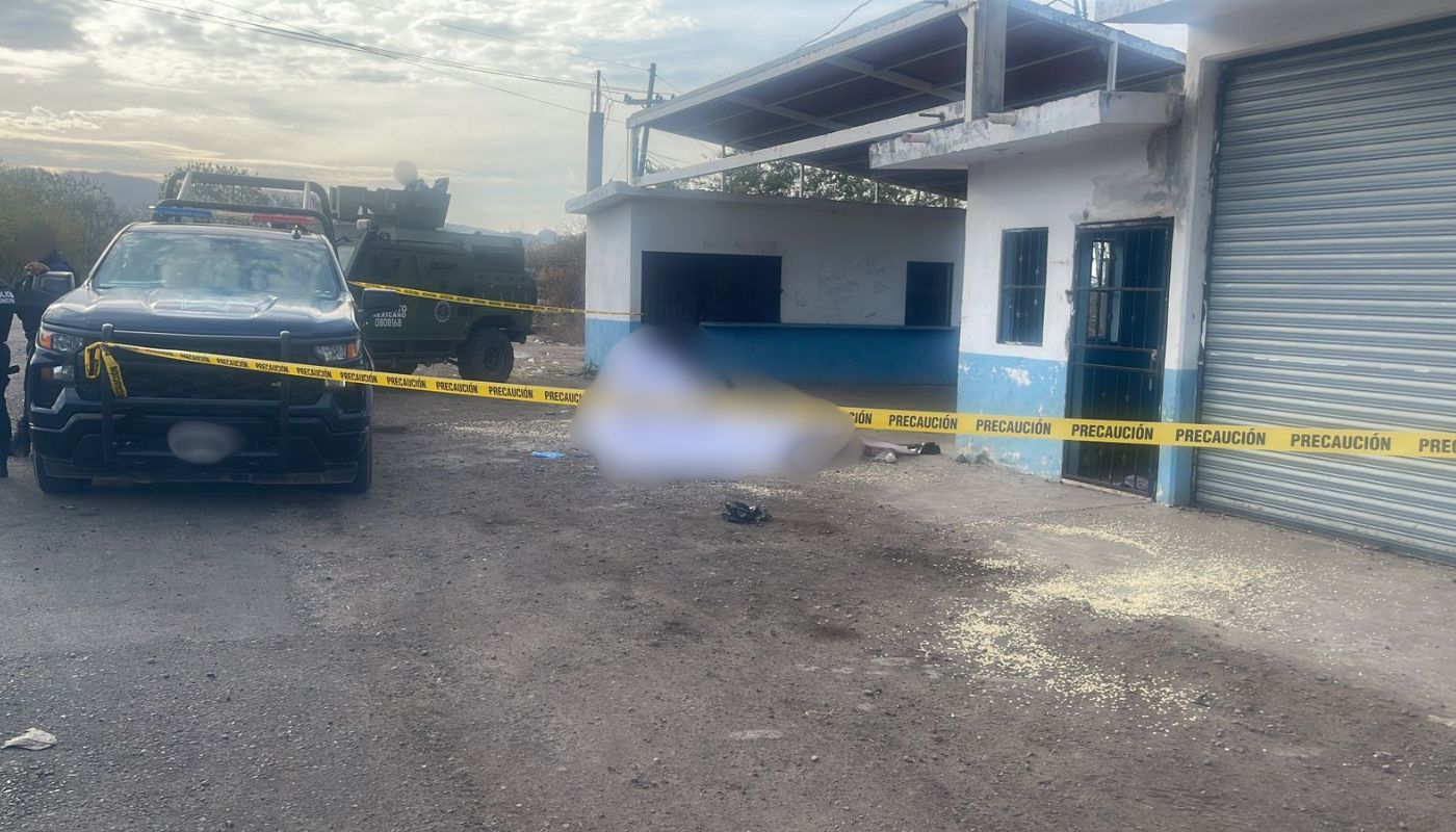 unidad policiaca junto a un lugar con una cinta amarilla de precaución