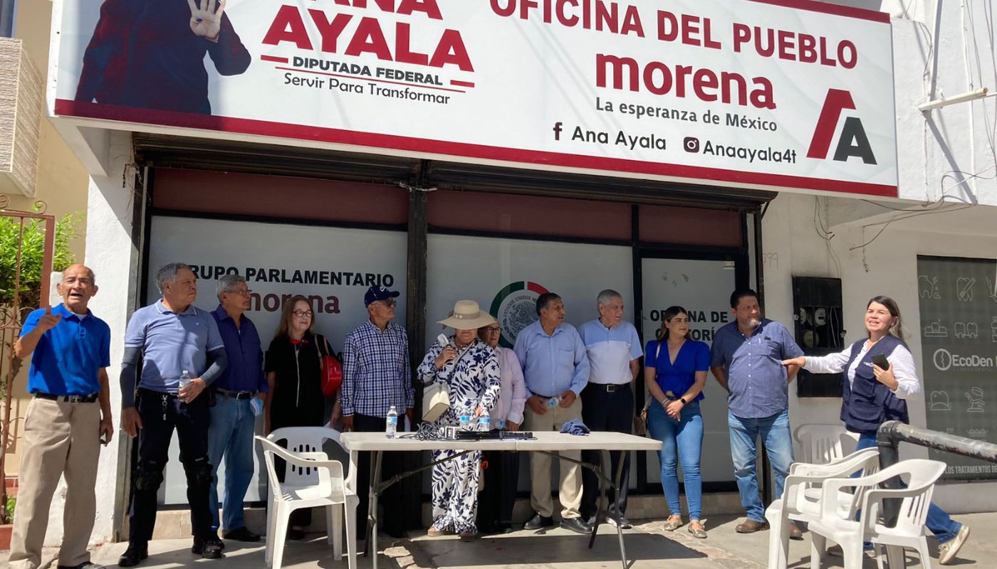 Personas plantadas afuera de las oficinas de la diputada Ana Ayala en Los Mochis, Sinaloa