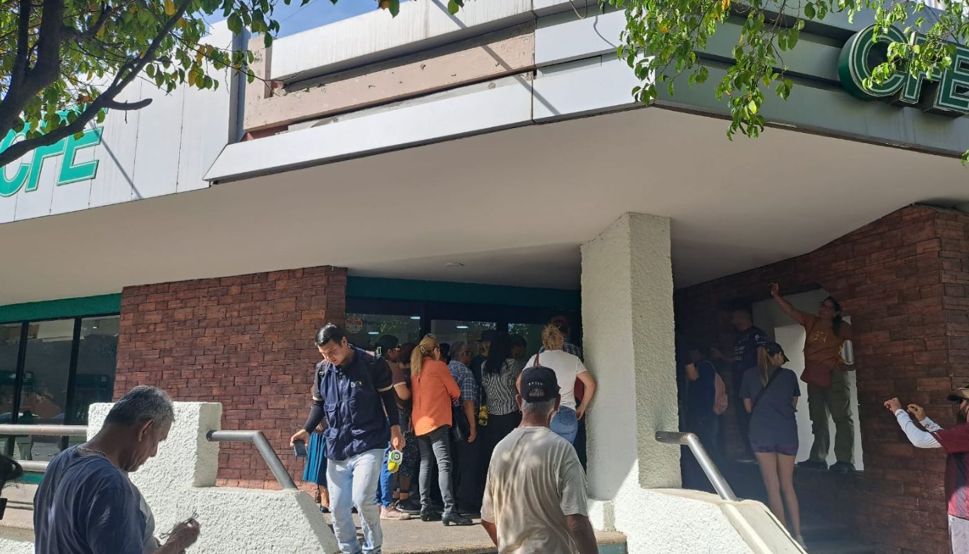 Personas afuera de las instalaciones de CFE en Los Mochis durante una manifestación