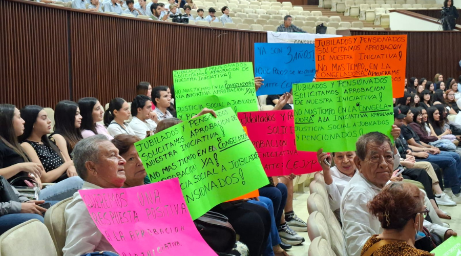 Jubilados y pensionados del estado de Sinaloa se manifiestan en el Congreso