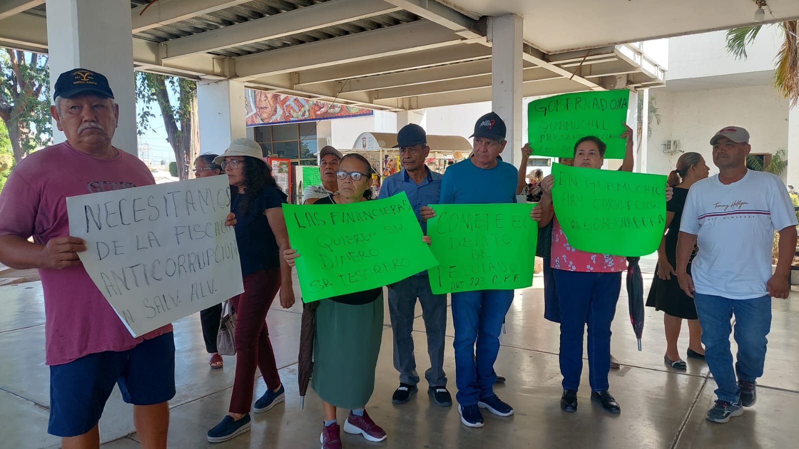 Personas sosteniendo pancartas en una protesta