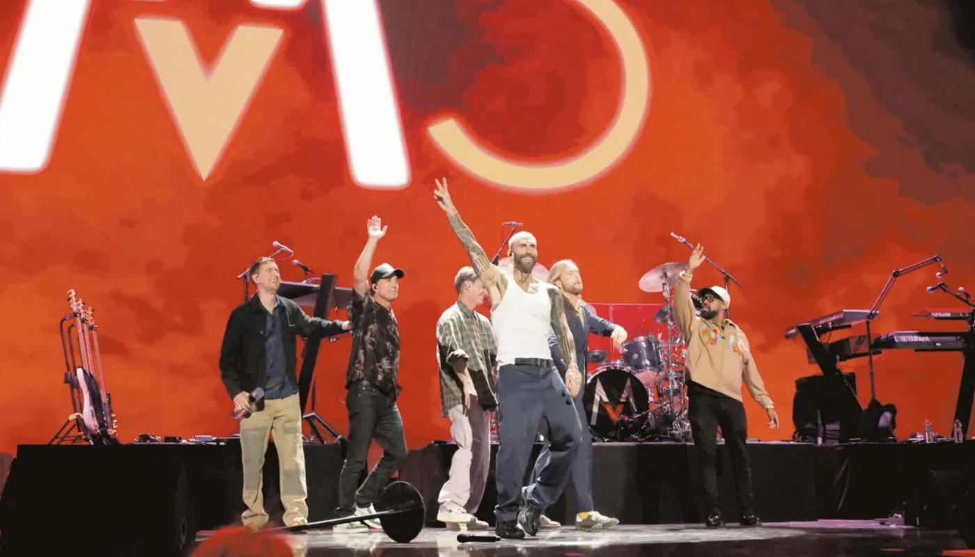 integrantes de Maroon 5 en concierto
