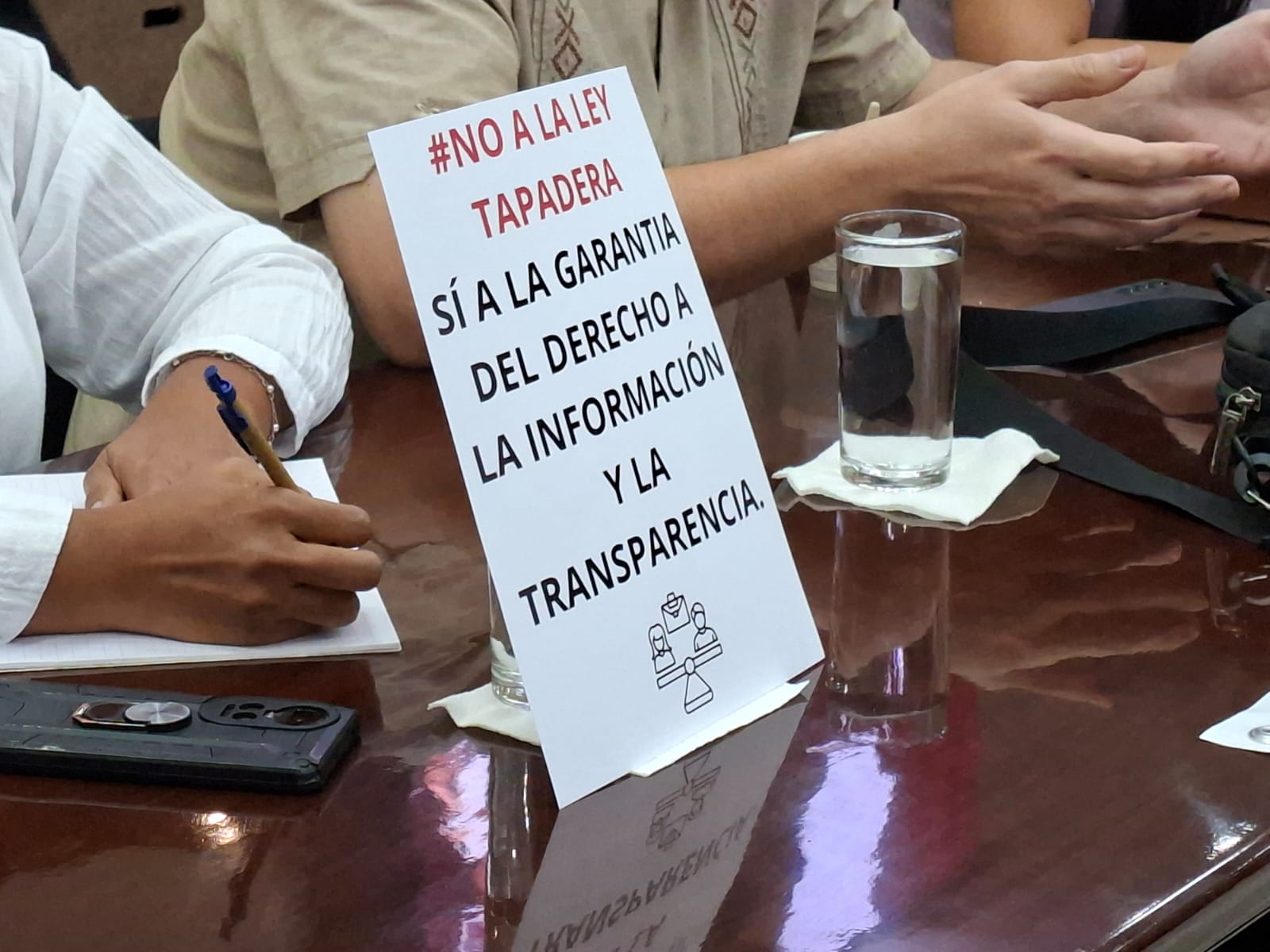 Mesa de diálogo sobre “Fortalecimiento de la Transparencia y Participación Ciudadana”.