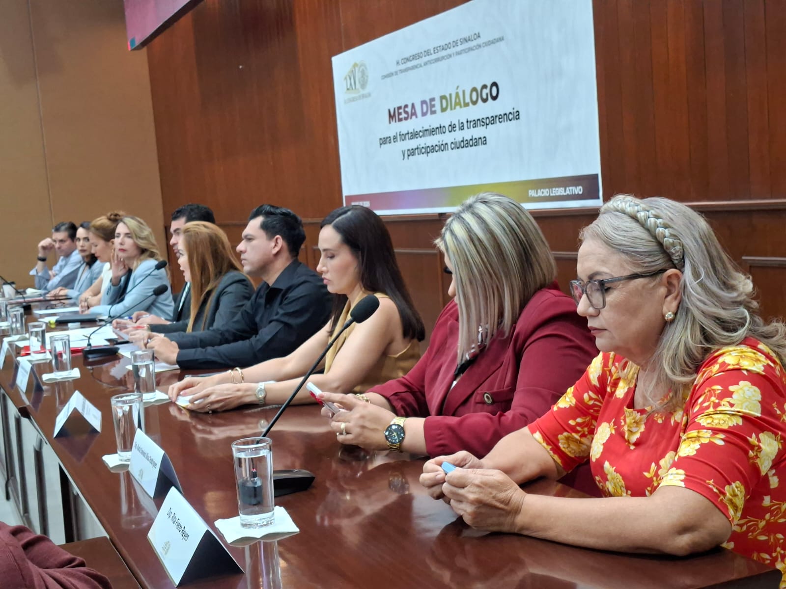 Mesa de diálogo sobre “Fortalecimiento de la Transparencia y Participación Ciudadana”.