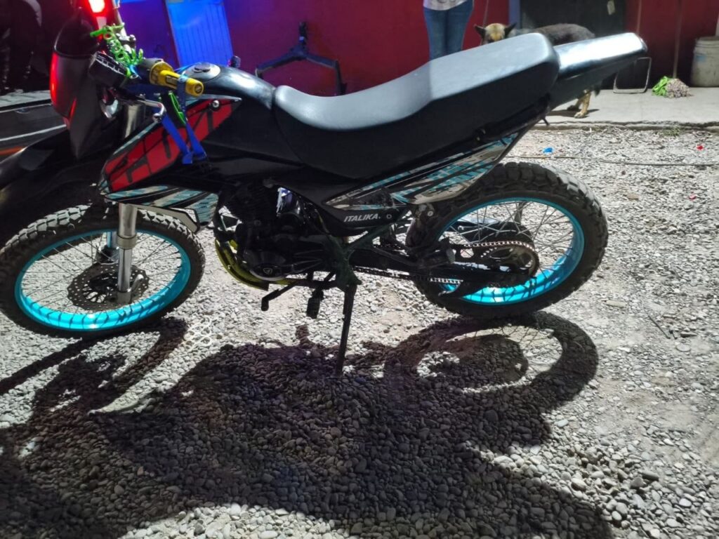 Motocileta negra con color azul en las llantas/rines