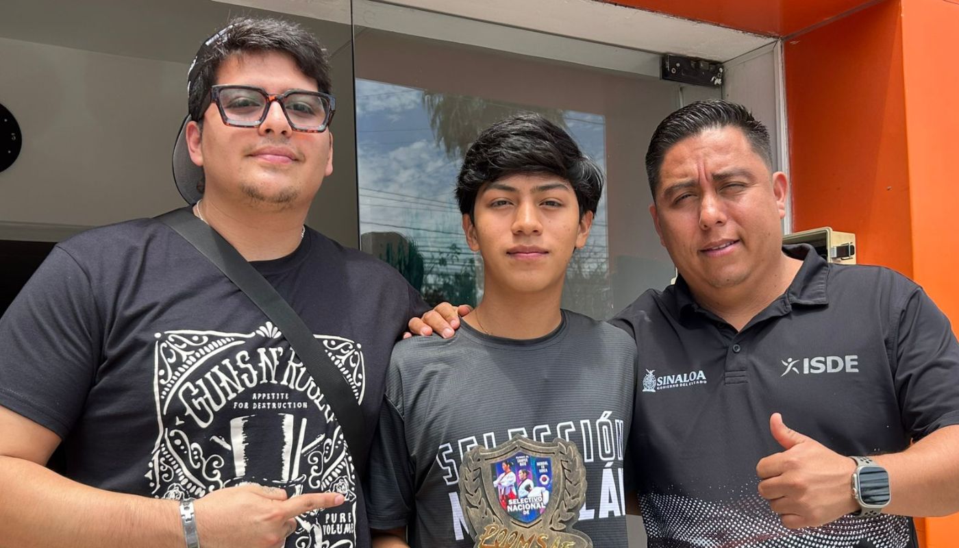 Nery Frías junto a sus entrenadores vestidos de negro