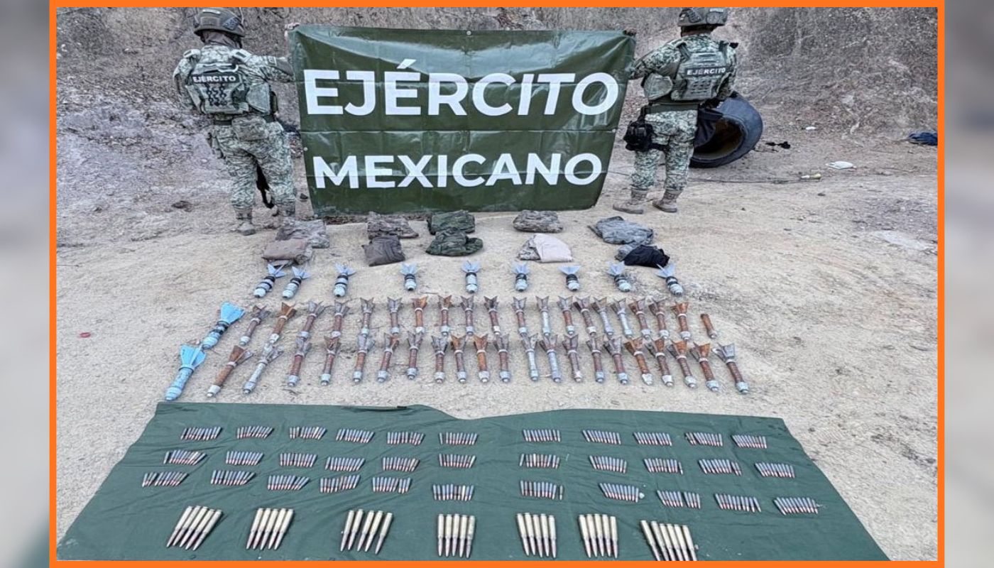 Militares sosteniendo una lona y en el suelo otra lona con artefactos, cartuchos y más objetos