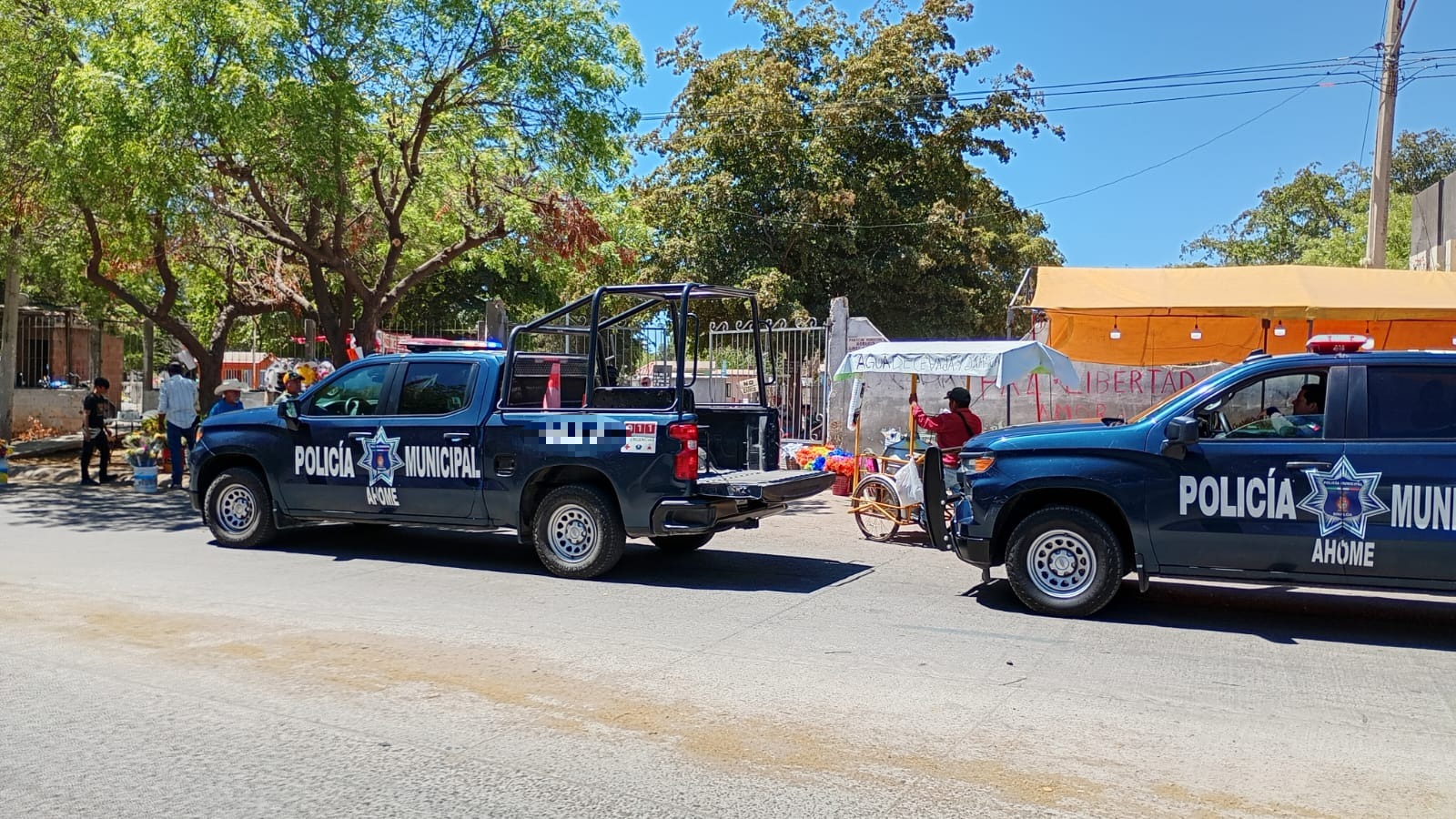 Policía Municipal de Ahome afuera de panteón