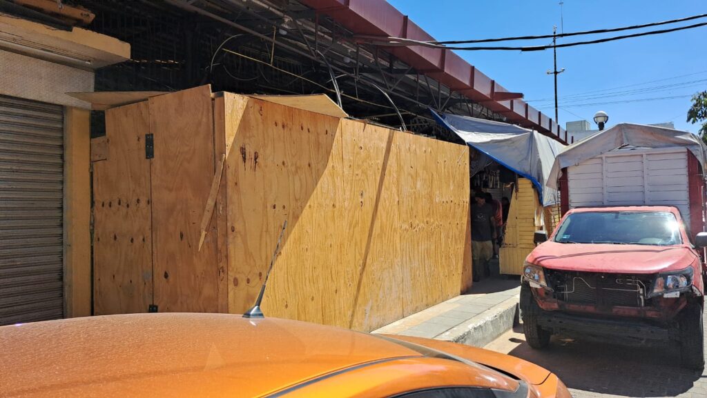 Paneles de madera cubren trabajos en el Mercado Pino Suárez de Mazatlán 
