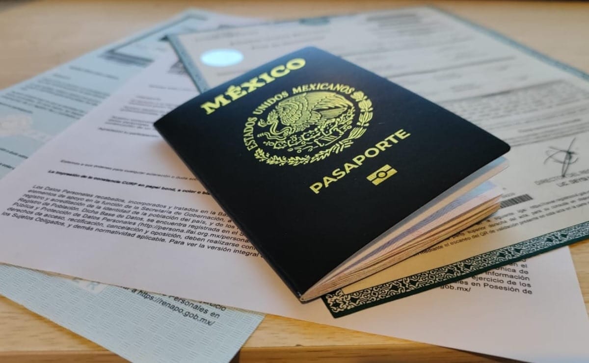 Pasaporte mexicano junto con documentos