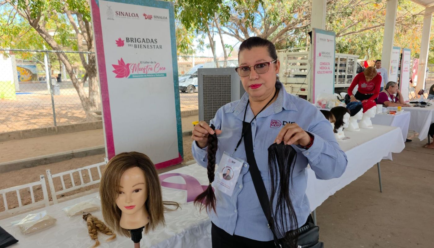 Mujer sosteniendo extensiones de cabello natural o pelucas oncológicas en sus manos y una cabeza de maniquí con una peluca