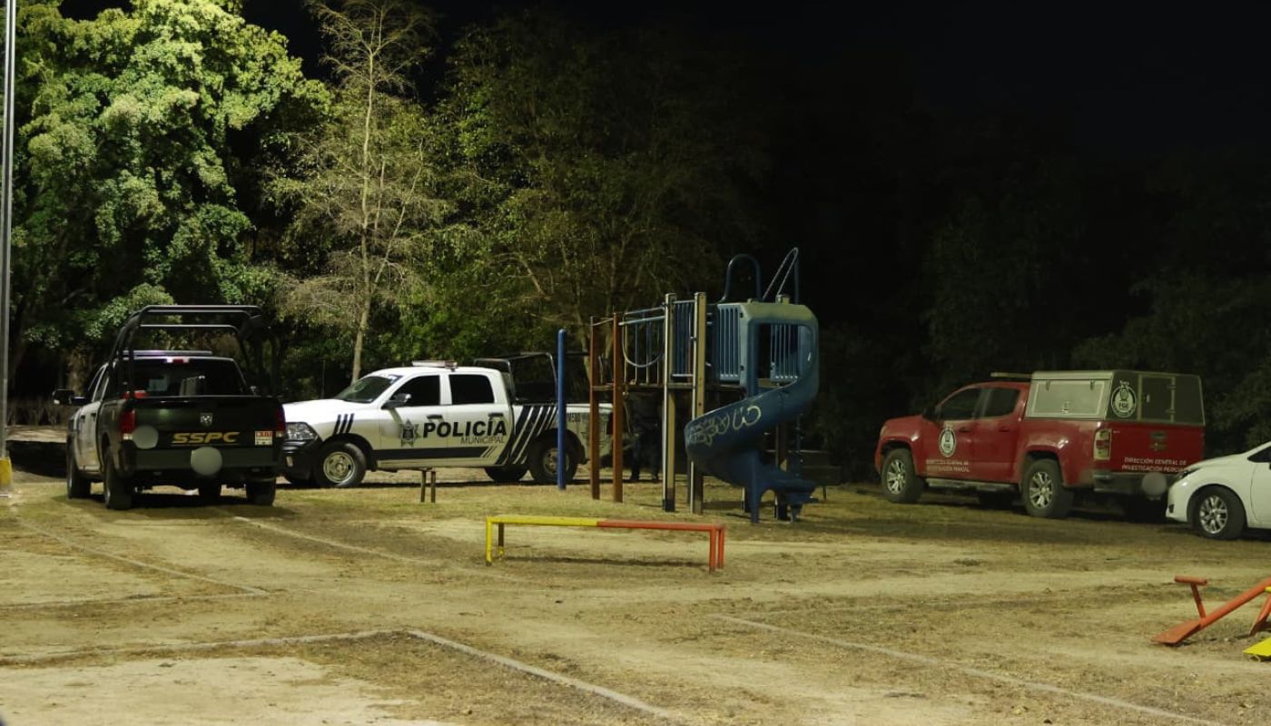 Unidades policiacas en una zona tipo parque con juegos