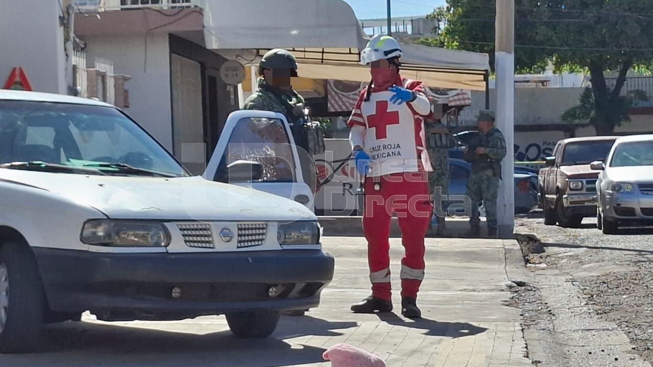 Elementos de emergencias junto a un auto blanco en una calle