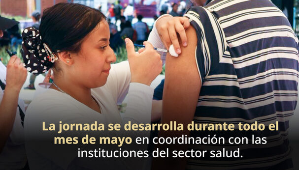 Enfermera aplicando vacuna