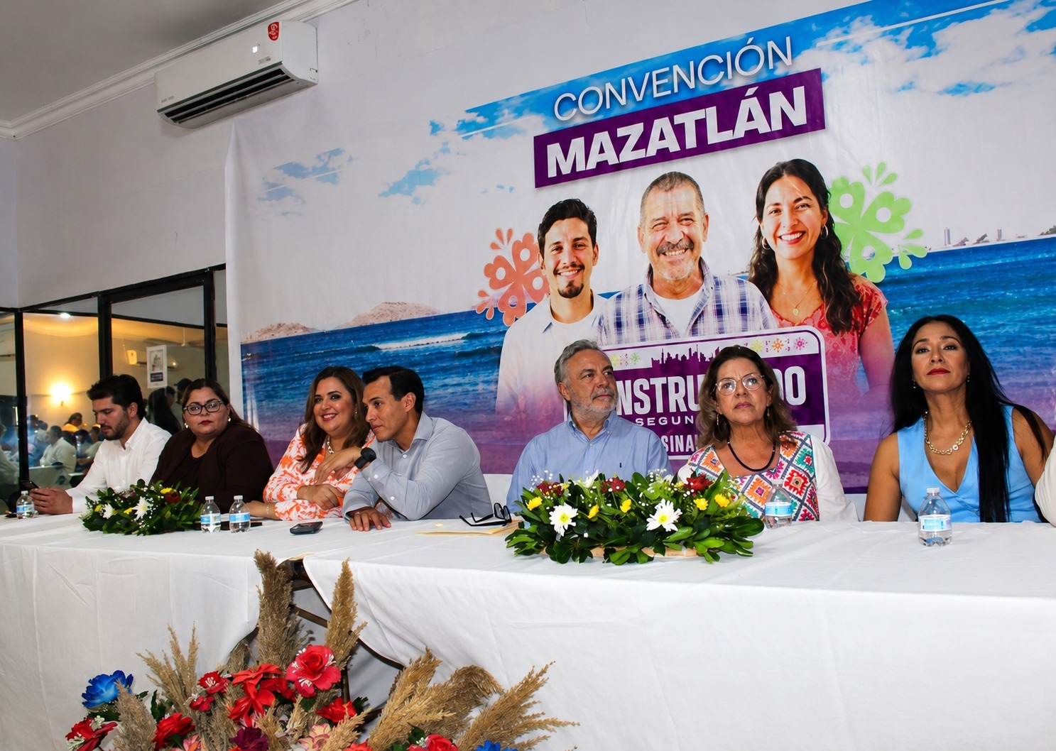 Personalidades políticas en una mesa sentados