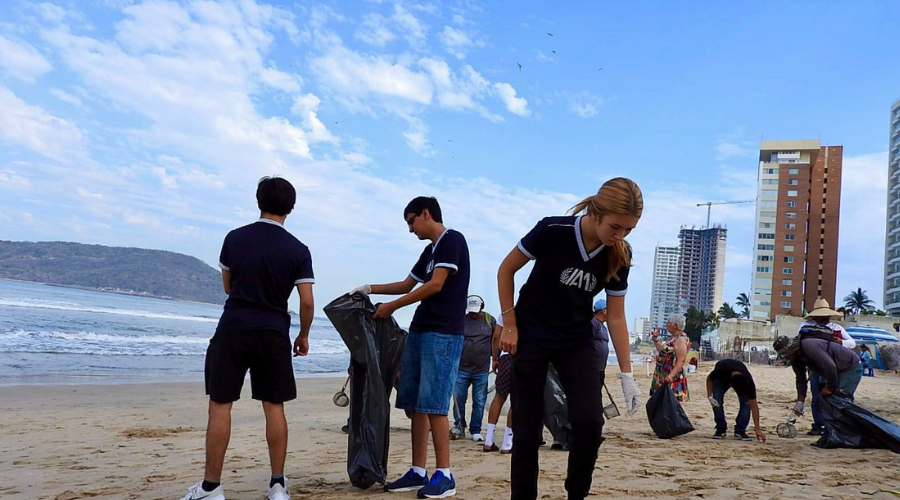 Recolección de basura en playa de Mazatlán