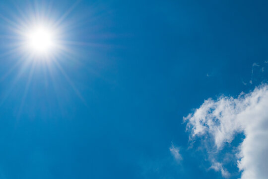cielo azul soleado con una nube