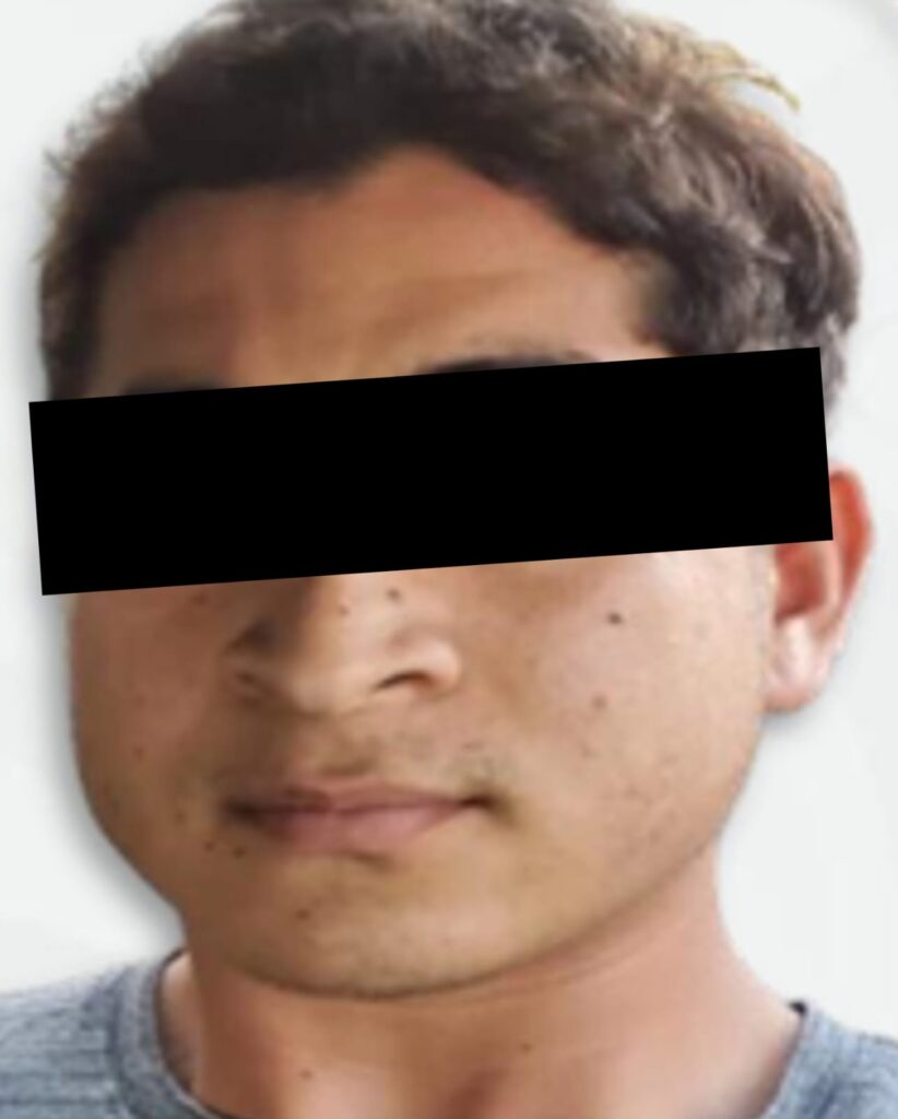 Persona con el rostro cubierto con un cintillo negro