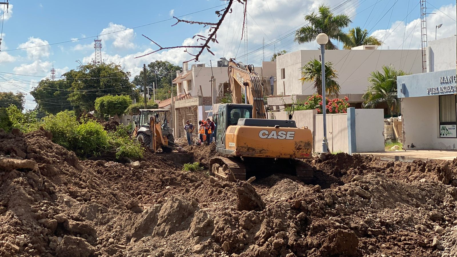 Máquinas en una calle realizando obras de reparación